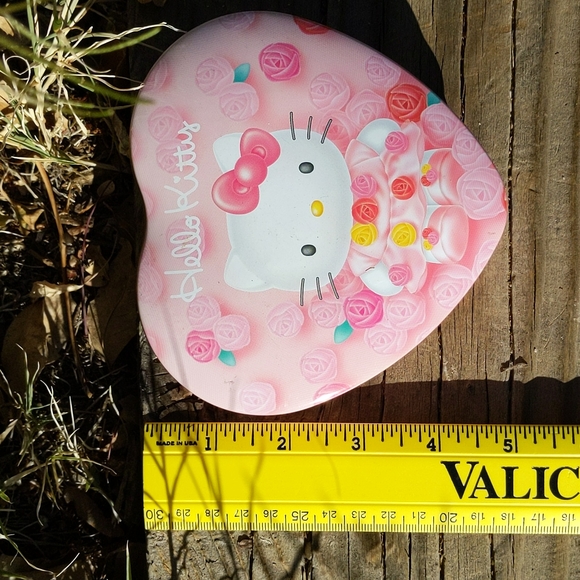 Hello Kitty Sanrio mental heart shape box - Picture 6 of 6